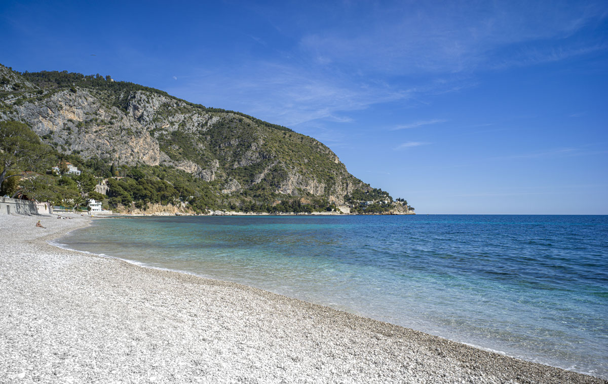 Turquoise water and rocky shoreline at Èze Beach