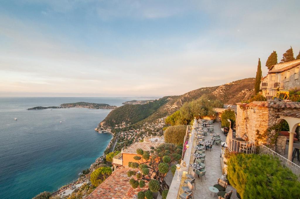 Château de la Chèvre d’Or hotel terrace view over Riviera