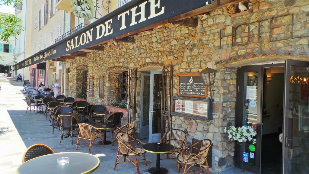 Hôtel Le Relais du Postillon – Charming Central Hotel in Antibes Stone facade and outdoor seating of Hôtel Le Relais du Postillon in Vieux Antibes
