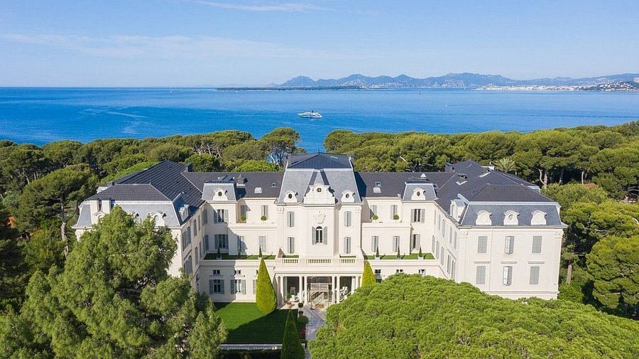 Hotel du Cap-Eden-Roc – 5-Star Luxury Palace in Antibes Best 10 Hotels in Antibes – Luxury, Romantic & Budget Gems, Aerial view of the luxurious Hotel du Cap-Eden-Roc surrounded by pine trees and overlooking the sea in Antibes