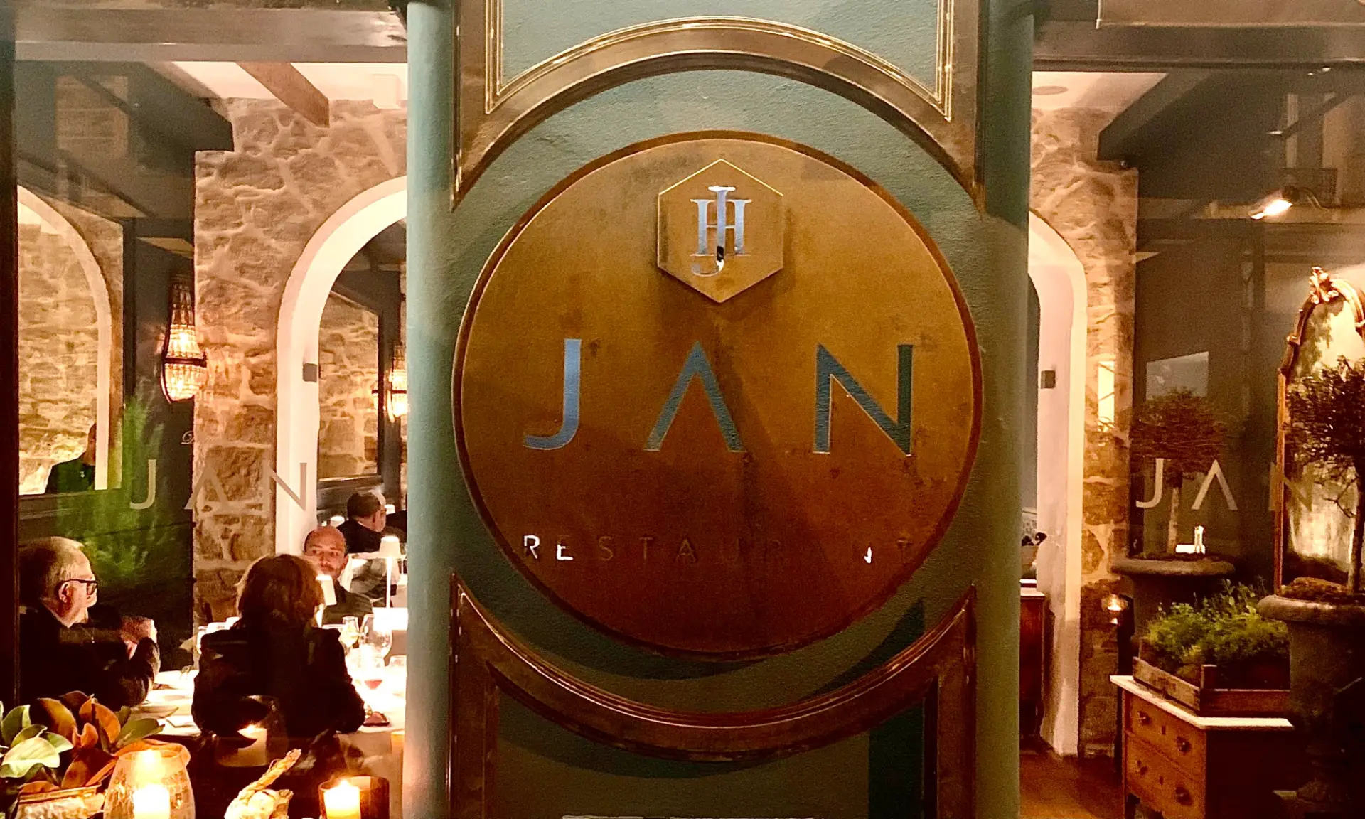 Fine dining experience at JAN – Michelin-starred South African-French restaurant in Nice Best 10 Restaurants in Nice – Local Favorites, Fine Dining, Interior of JAN restaurant in Nice with elegant decor and diners