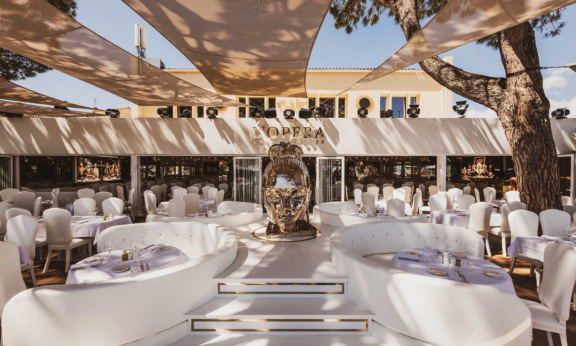 L'Opéra restaurant in Saint-Tropez with luxury decor and live entertainment L'Opéra – Glamorous dining with live shows in Saint-Tropez