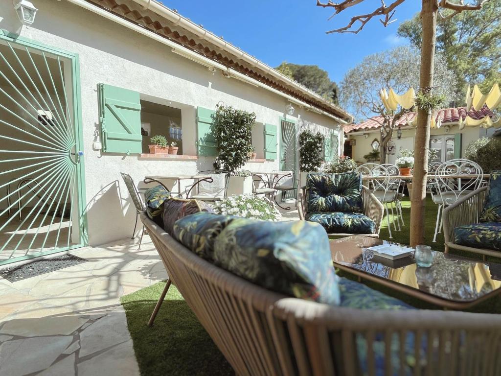 La Jabotte Boutique Hotel – Cozy Stay Near the Beach in Antibes Cozy garden courtyard with stylish furniture at La Jabotte Boutique Hotel in Antibes