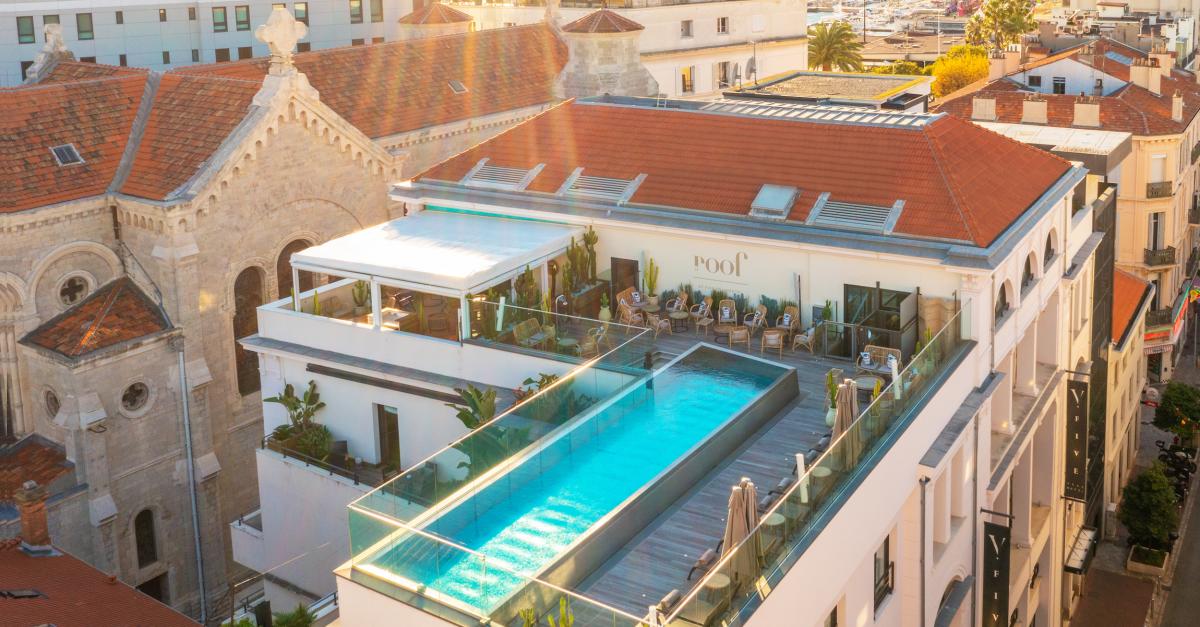 Le Roof – stylish rooftop restaurant in Five Seas Hotel Cannes Le Roof rooftop restaurant with sea view and elegant tables