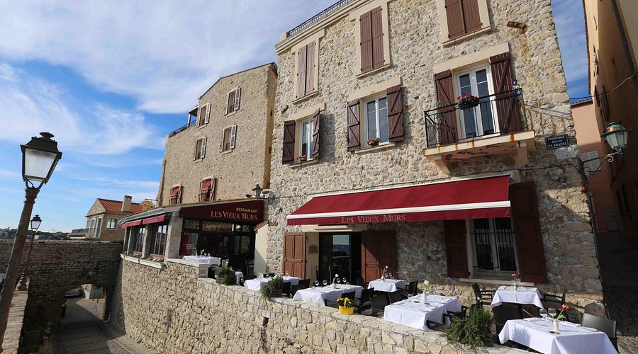 Les Vieux Murs - Romantic Dining with a View in Antibes Les Vieux Murs restaurant on the old ramparts with sea view in Antibes
