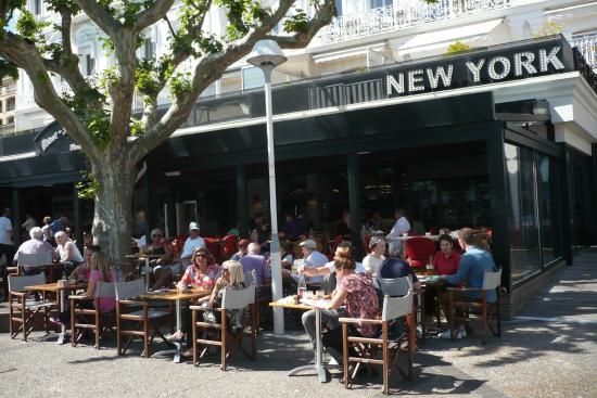 New York New York – modern international brasserie in Cannes Busy terrace of New York New York brasserie in Cannes