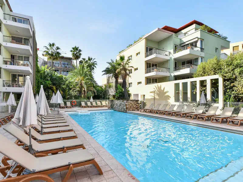 Résidence Pierre & Vacances – Family-Friendly Apartments with Pool in Antibes Lush garden and bungalow layout of Résidence Pierre & Vacances in Antibes