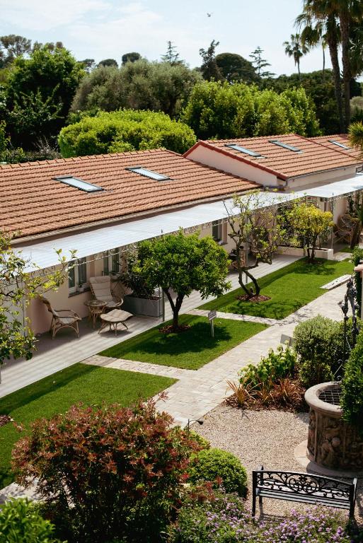 Villa Fabulite – Romantic Garden Retreat in Cap d’Antibes Secluded garden setting of Villa Fabulite with cozy lounge and greenery