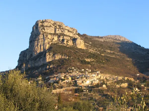 Baou de Saint-Jeannet – Hiking Peak with Riviera Views Baou cliff overlooking the village of Saint-Jeannet