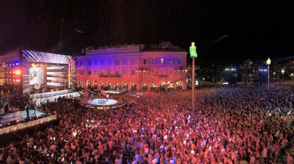 Open-air music celebration on June 21 Live musicians and festive street crowds during Fête de la Musique