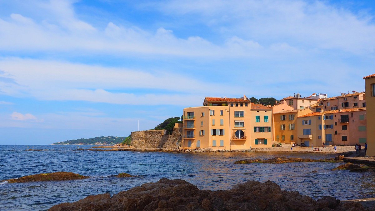 La Ponche Beach – Old Town Charm by the Mediterranean Sea Pastel buildings along the coastline at La Plage de la Ponche in Saint-Tropez