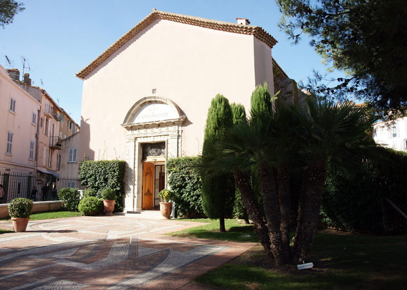 Musée de l’Annonciade – Saint-Tropez’s Modern Art Gem in a Chapel Exterior of Musée de l’Annonciade surrounded by trees and a cobblestone path