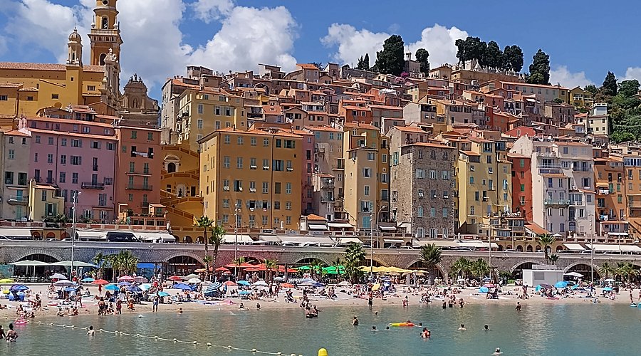 Plage des Sablettes – Relaxing Family Beach in Menton Sablettes Beach and Menton pastel buildings