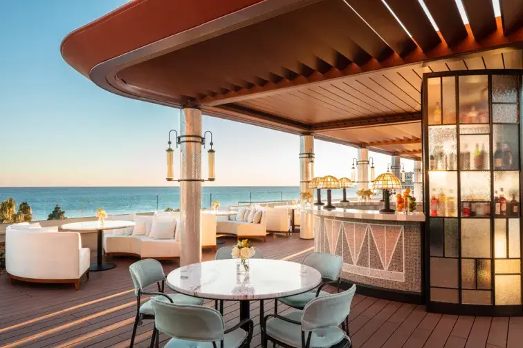 Rooftop Dining in Nice – Stunning Mediterranean Views and Fine Cuisine Elegant rooftop restaurant in Nice with sea views and modern Mediterranean decor.