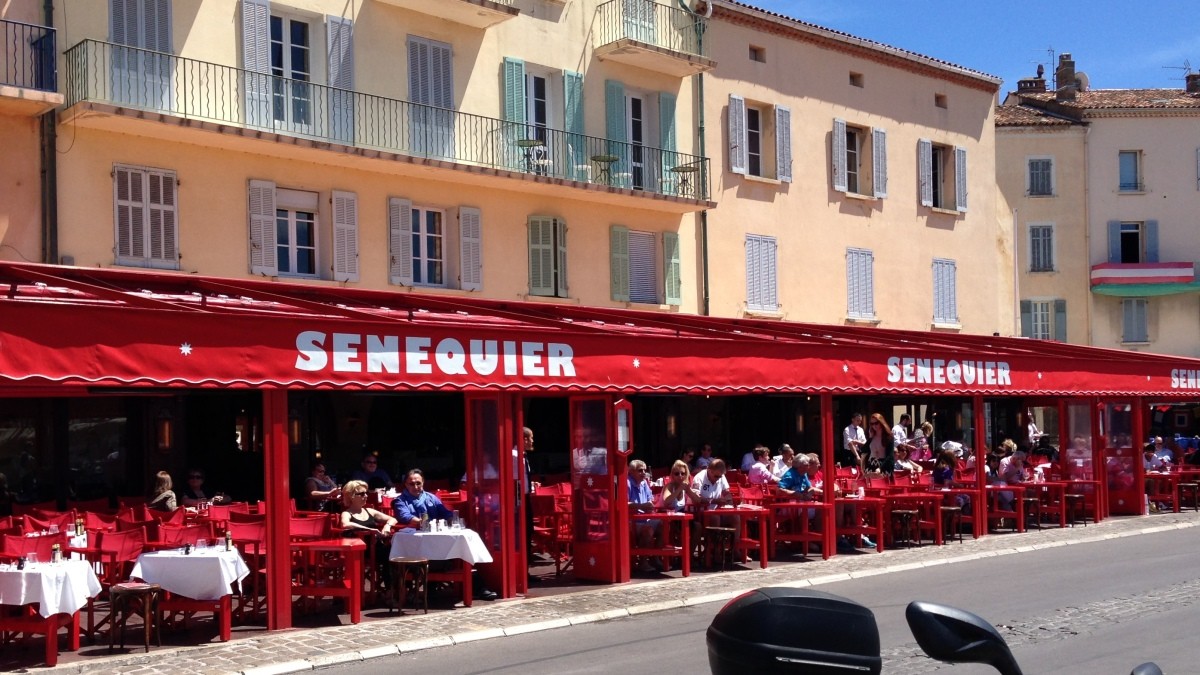 Historic café-restaurant Sénéquier in Saint-Tropez overlooking the port Sénéquier – Iconic red chairs and harbor views in Saint-Tropez