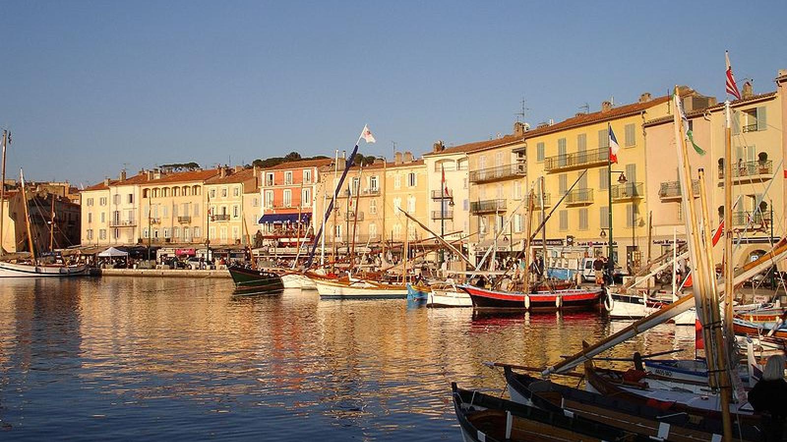 Vieux Port of Saint-Tropez at Sunset – Iconic Harbor Views Top 5 Amazing Things to Do in Saint-Tropez. Colorful boats docked at the historic Vieux Port in Saint-Tropez