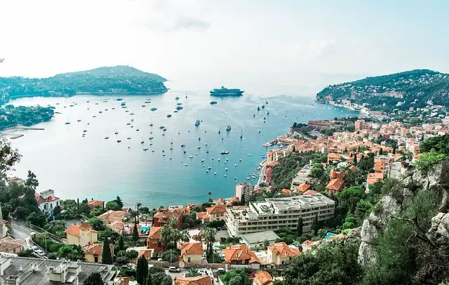 October vacance scolaire on the French Riviera: a calm beach with families strolling by the sea in warm afternoon light